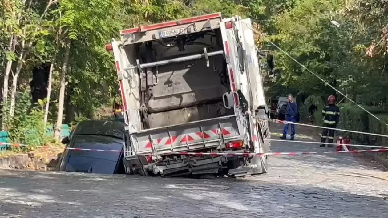 O maşină a căzut într-o groapă, după ce asfaltul s-a surpat, în sectorul 6 al Capitalei | VIDEO