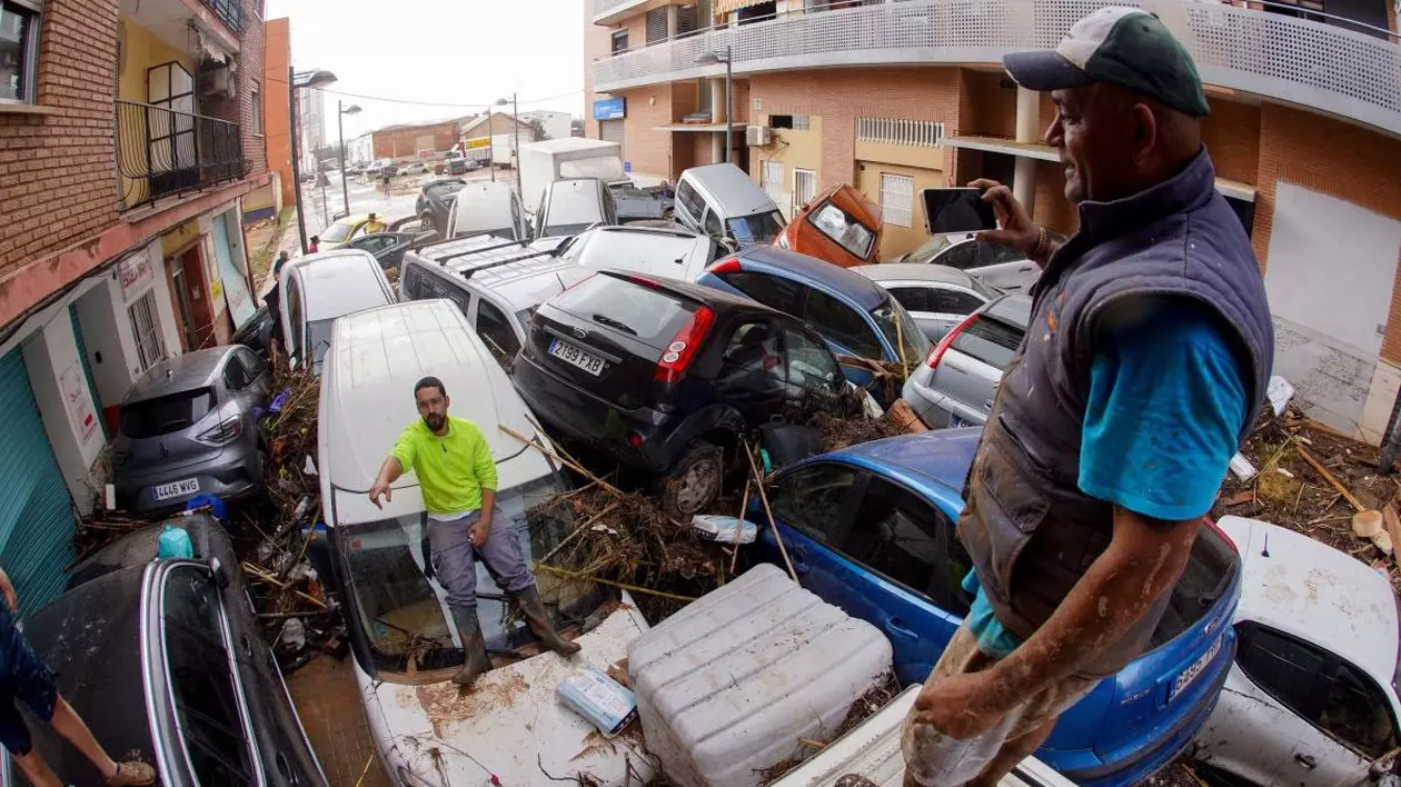 6 români găsiți în viață, 16 români rămân dispăruți în inundațiile din Spania, anunță MAE