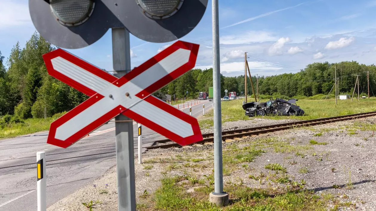 Un autoturism a fost lovit din plin de un tren pe magistrala București - Craiova. O tânără de 21 de ani a murit în accident