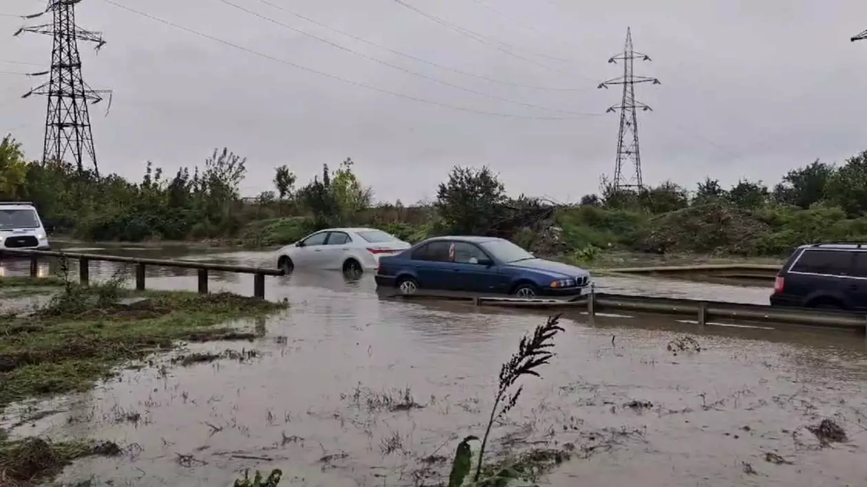 Locuințe și străzi inundate de ploi, pe litoral. Un cod galben de vânt este în vigoare miercuri