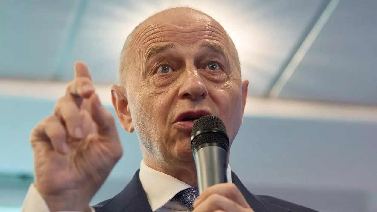 Mircea Geoană, candidat independent la Alegerile prezidențiale din 2024- Mircea Geona vorbește la un microfon