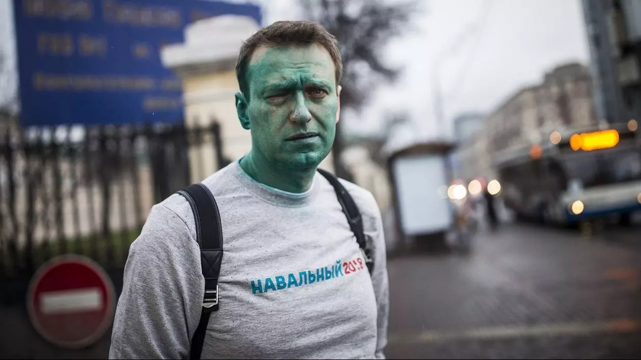 Aleksei Navalnîi are fața colorată în albastru, după ce a fost stropit cu un antiseptic de un necunoscut, la Moscova, în 2017