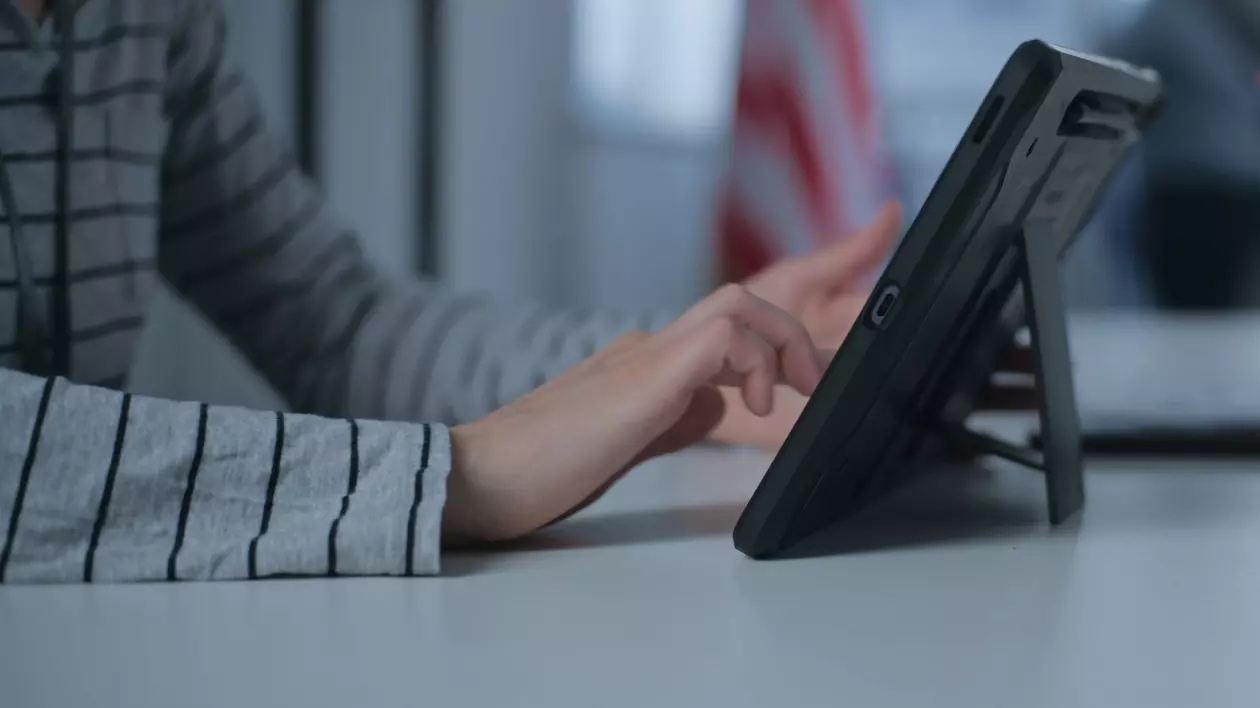 Cum poți lucra ca operator de calculator la alegerile prezidenţiale şi parlamentare din 2024 - Imagine cu o persoană care lucrează pe o tabletă.