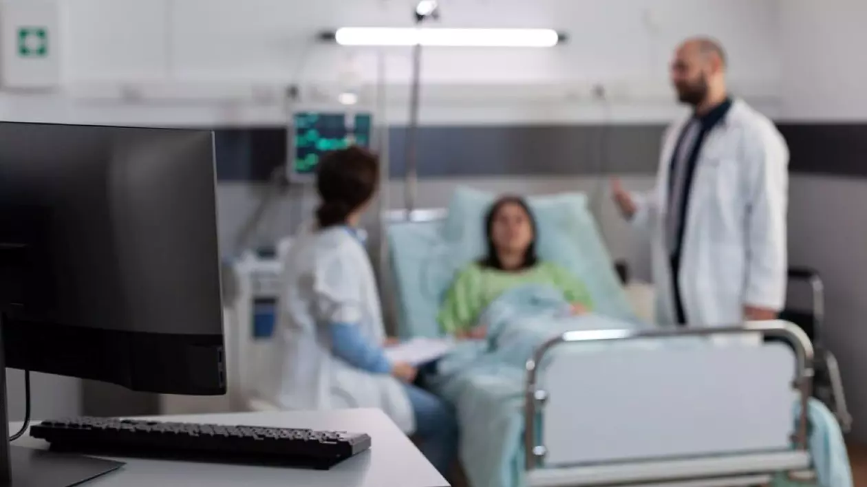 Pacientă consultată de medici.