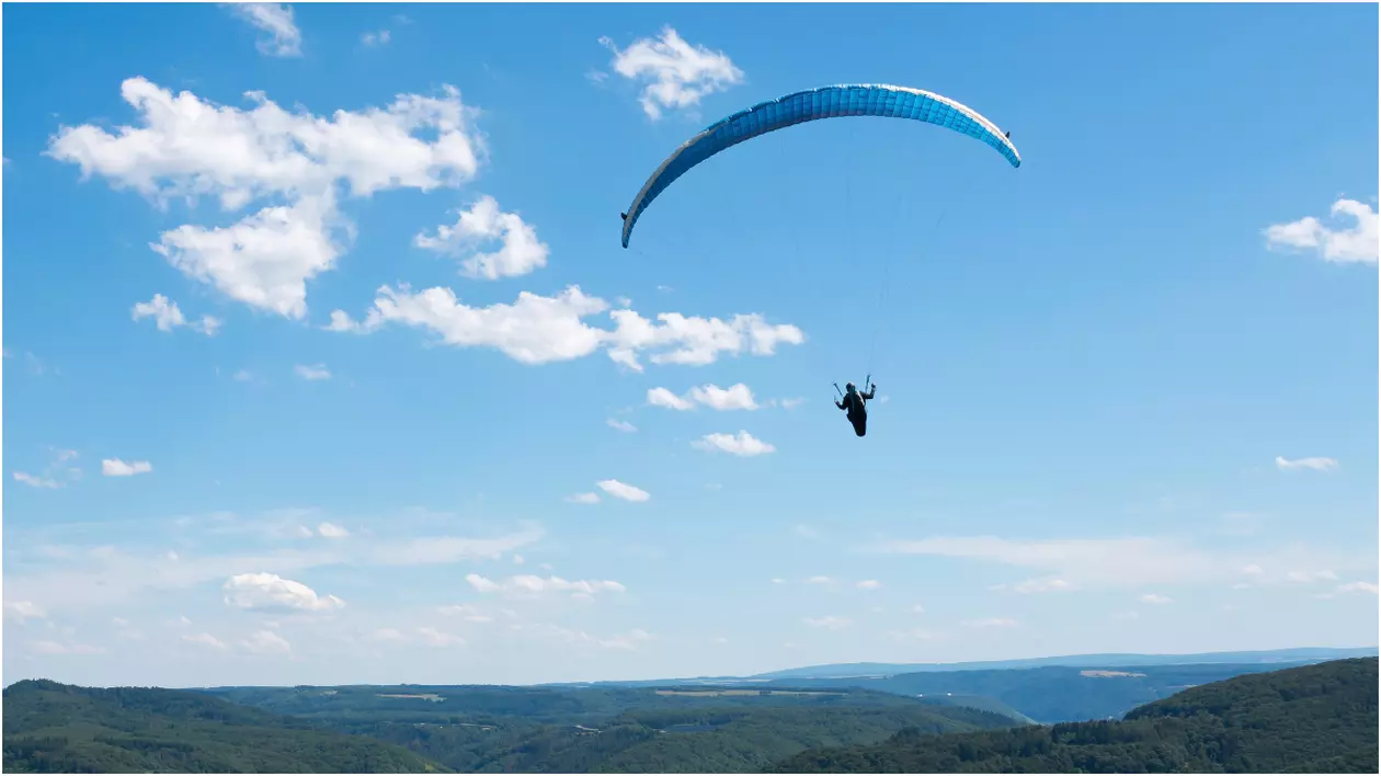 Un instructor de zbor a căzut din parapantă de la zeci de metri înălțime și a murit, la Bunloc, în Brașov