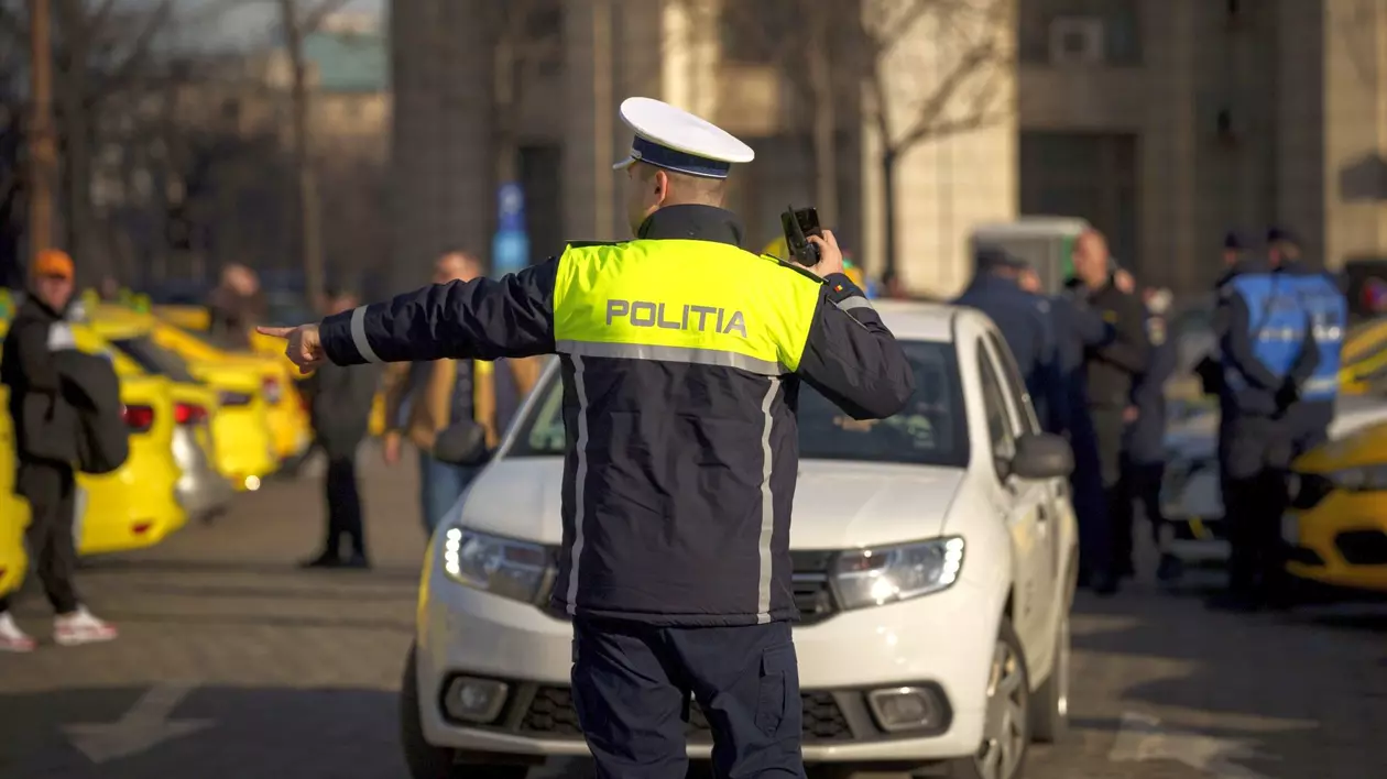 Un politist dirijeaza traficul