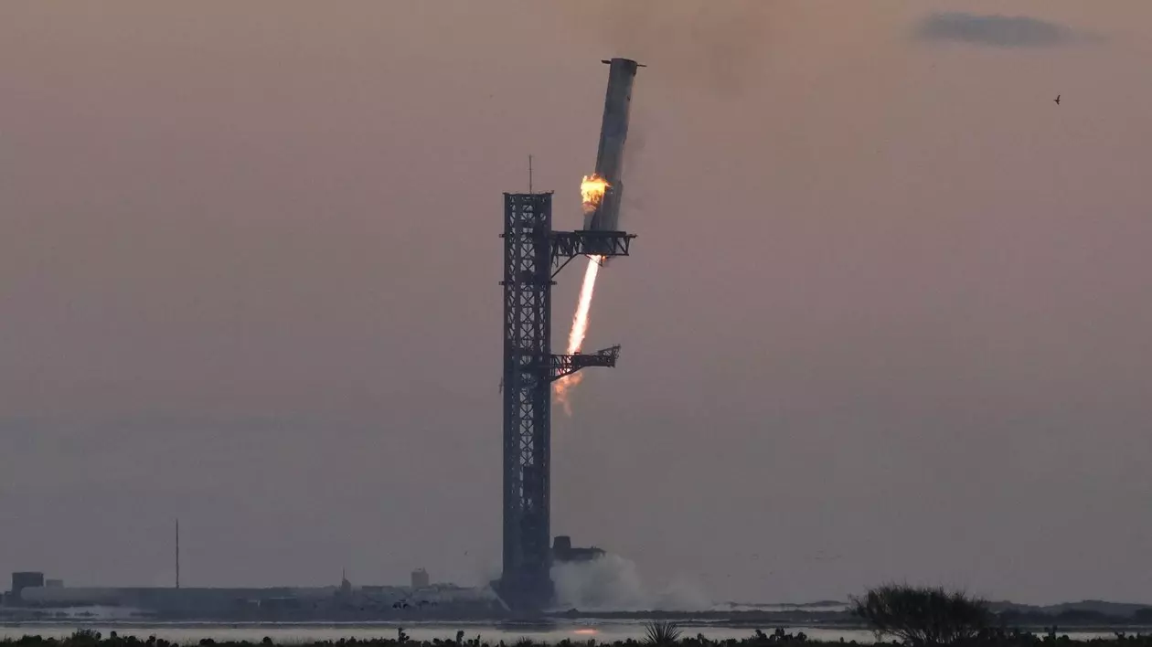 SpaceX reușește o manevră istorică: primul test de capturare a boosterului Super Heavy