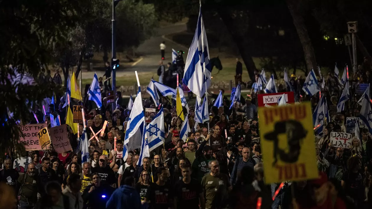 Israelieni protestând în stradă după votul din Israel împotriva UNRWA declanşează proteste globale Sursă: Profimedia