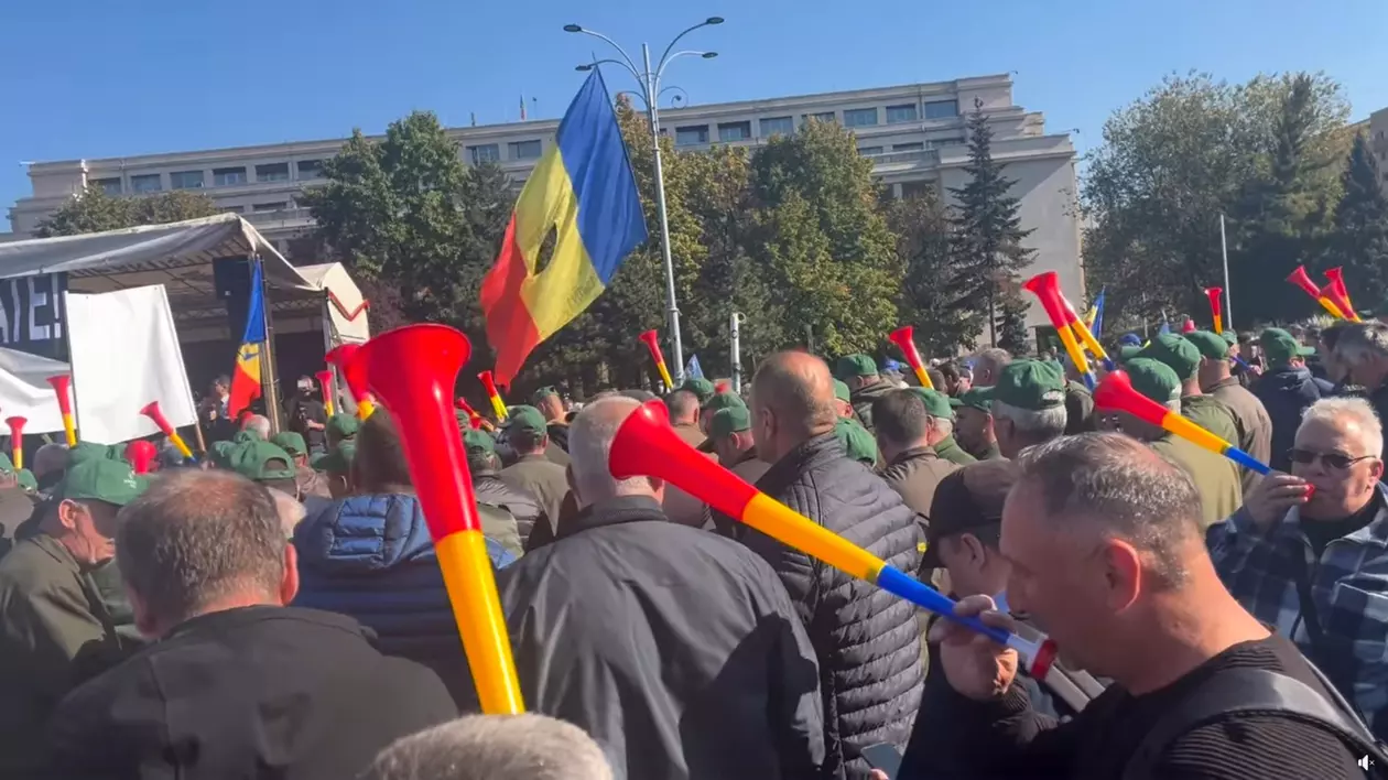 Câteva mii de persoane au protestat în fața Guvernului. Oamenii, nemulţumiți de recalcularea pensiilor