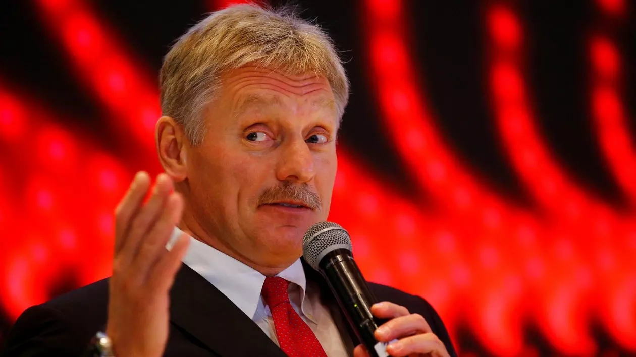 Purtătorul de cuvânt al Kremlinului, Dmitri Peskov, surprins în timp ce vorbește la microfon.