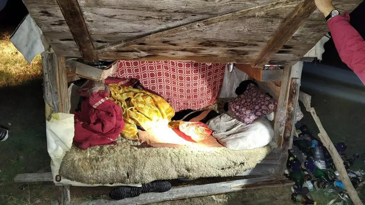 „Sclavi” într-o stână din Covasna, șase oameni racolați din gări erau abuzați și obligați să muncească în condiții inumane