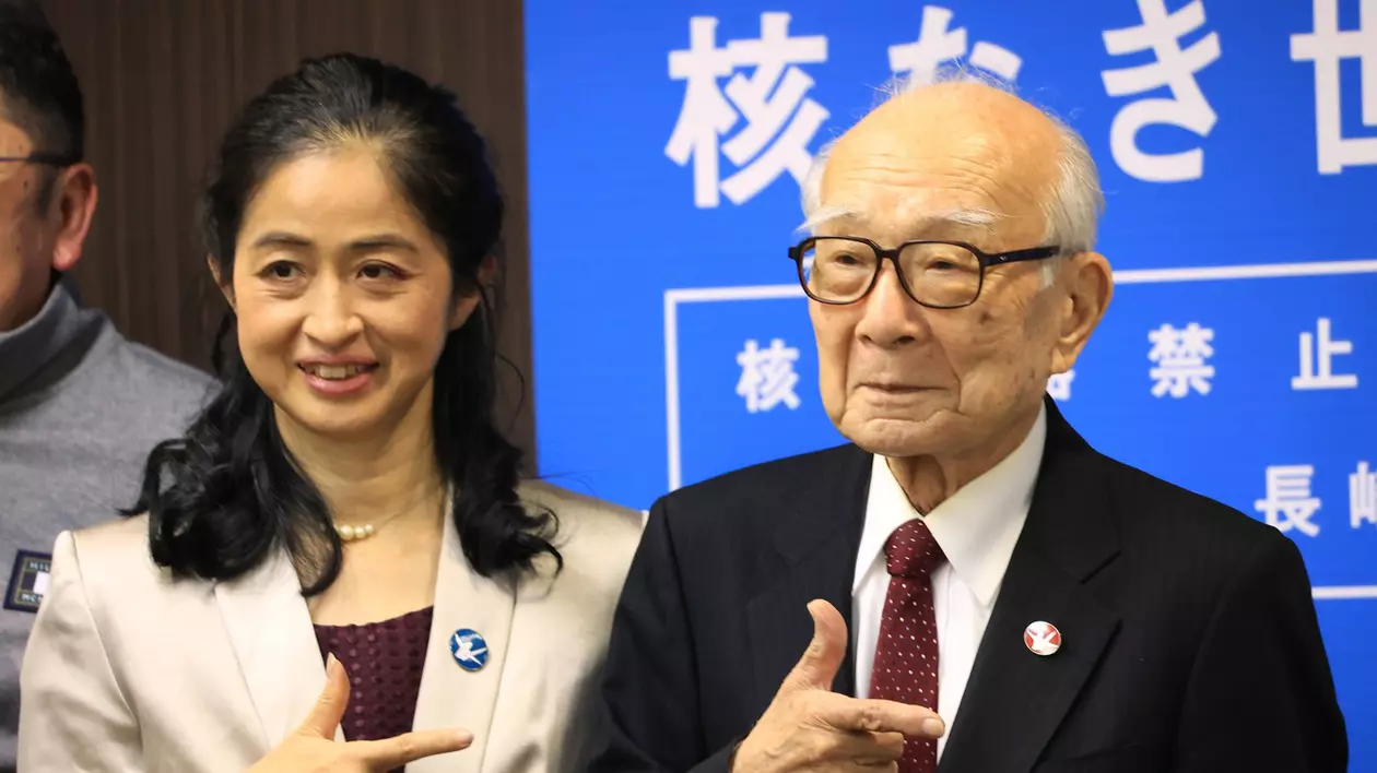 Terumi Tanaka (dreapta), supraviețuitor al atacurilor nucleare din Japonia și lider al Nihon Hidankyo Foto: Profimedia