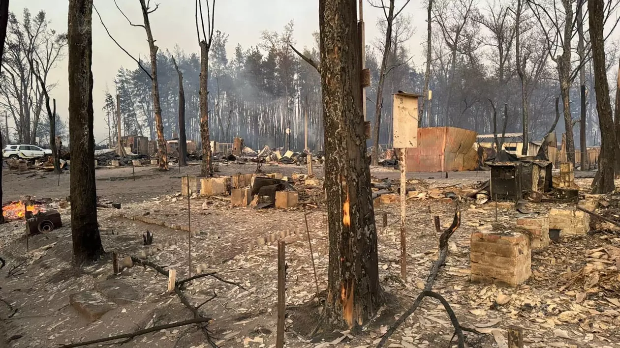 Un sat întreg a ars într-un incendiu de pădure, în Ucraina. Patru oameni au murit și peste o mie de case au fost făcute scrum