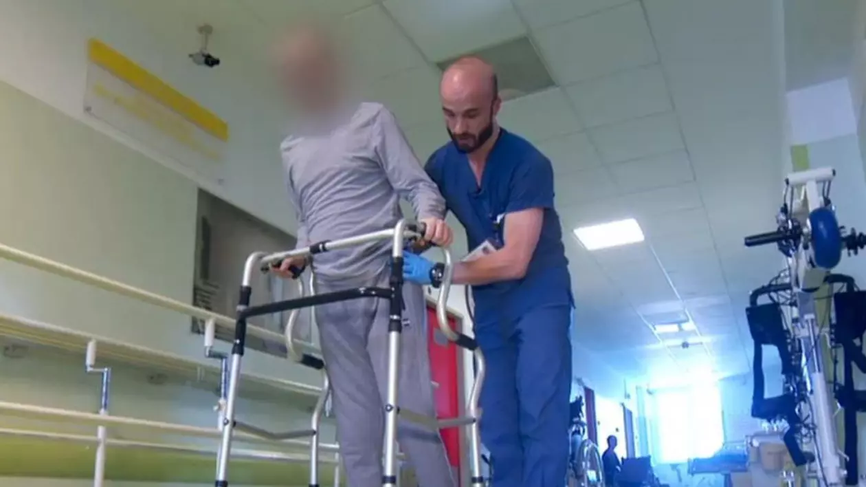 Un tânăr din București a paralizat brusc din cauza unui virus. Medicii au anunțat familia că nu va supraviețui