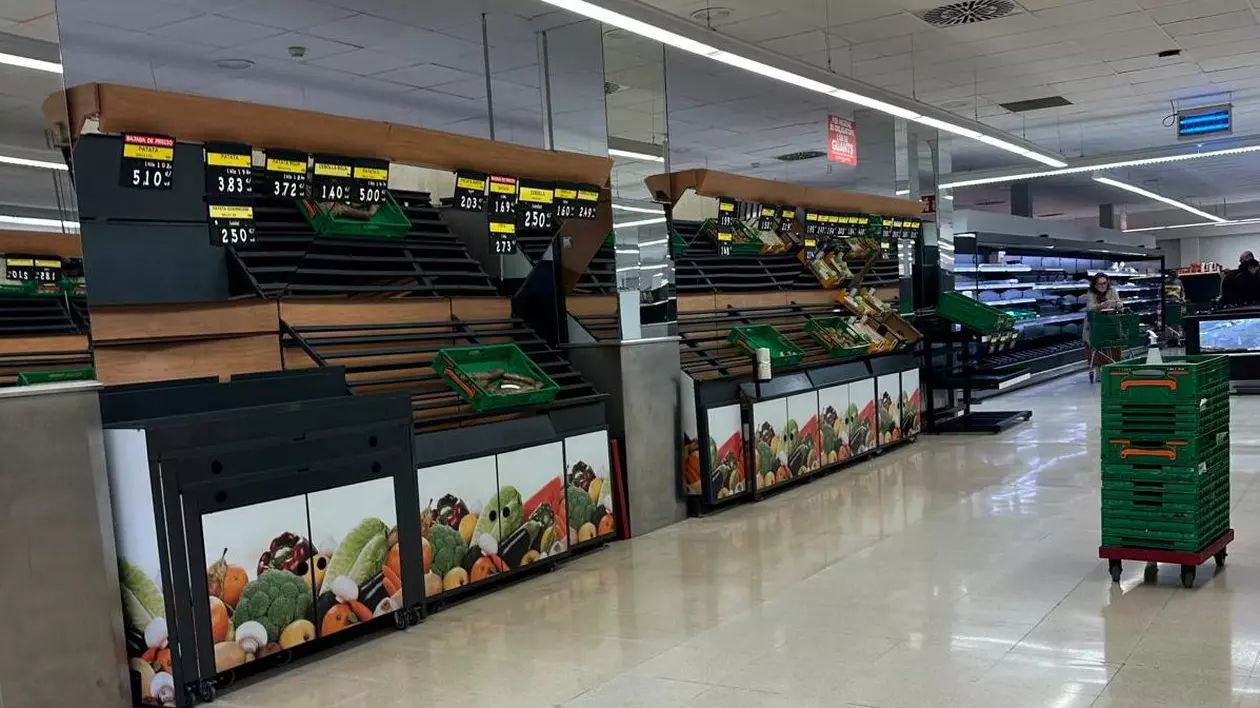 Rafturi goale în magazinele din Valencia