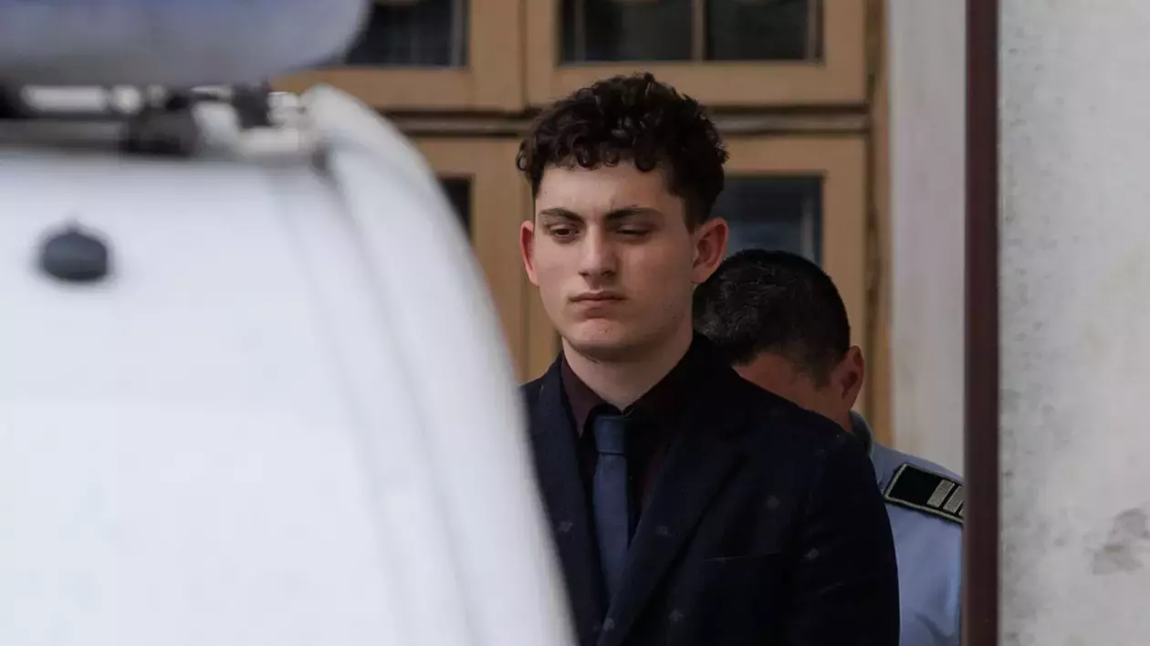 vlad pascu imbracat cu un sacou negru in fata tribunalului constanta