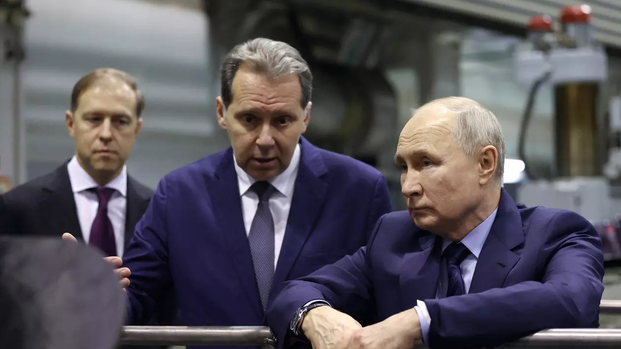 Vladimir Putin (stânga), surprins în timpul unei vizite la uzina Uralvagonzavod din Nijni Taghil Foto: Profimedia