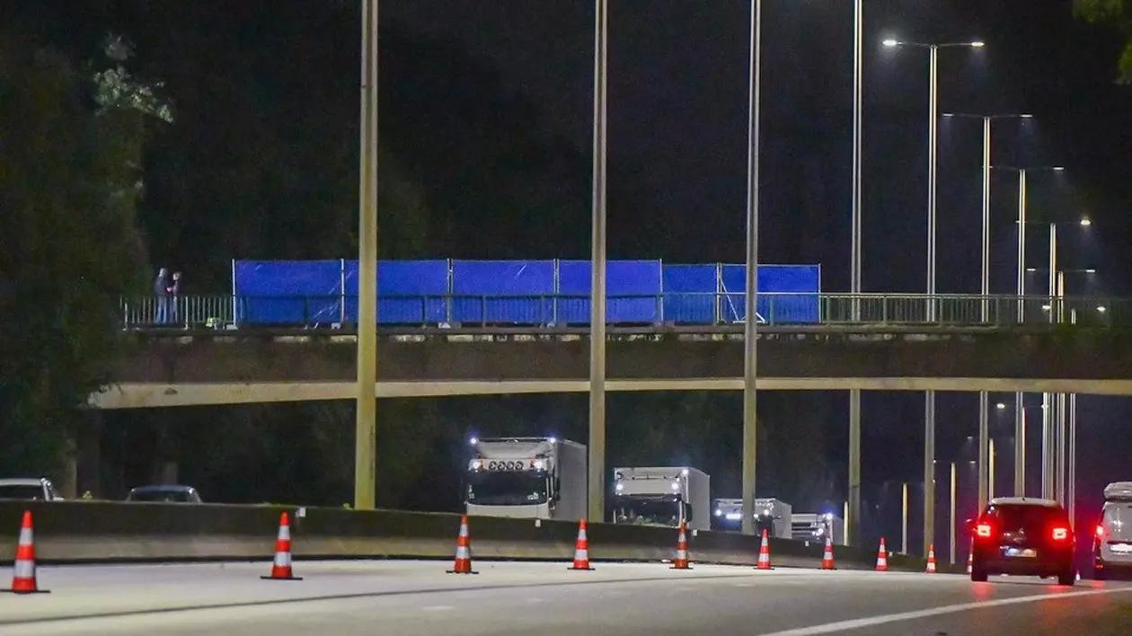 Reconstituirea oficială a uciderii unui șofer român de TIR, în Belgia, de către mai mulți adolescenți, în timp ce conducea pe autostradă
