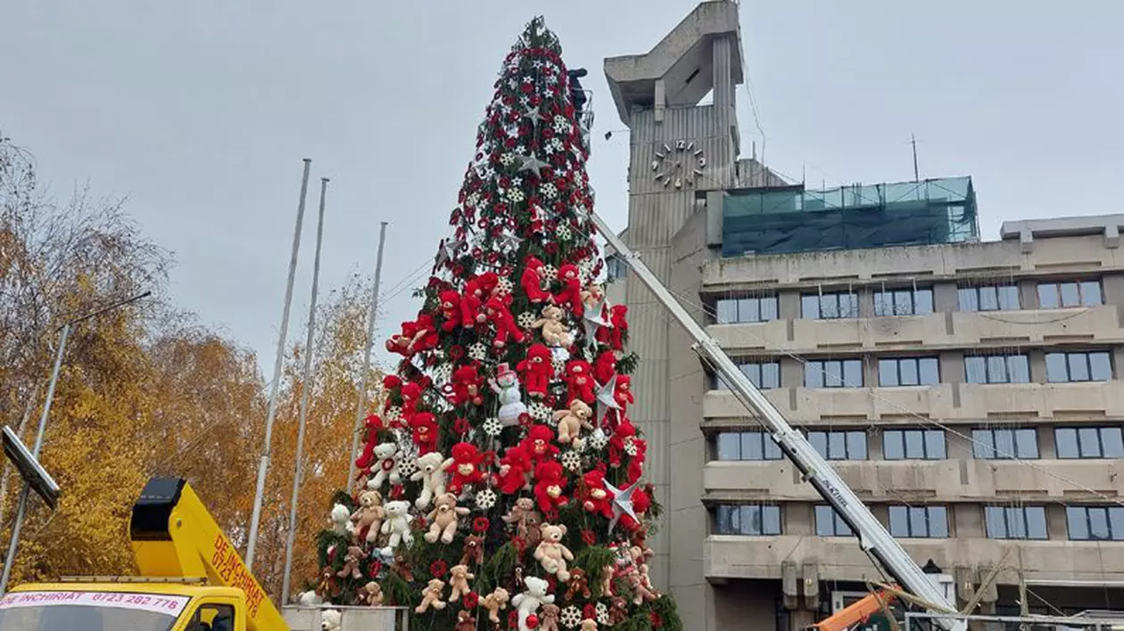 Bradul de Crăciun a fost instalat în Piața Independenței din Brăila. Când se deschide Târgul de Iarnă