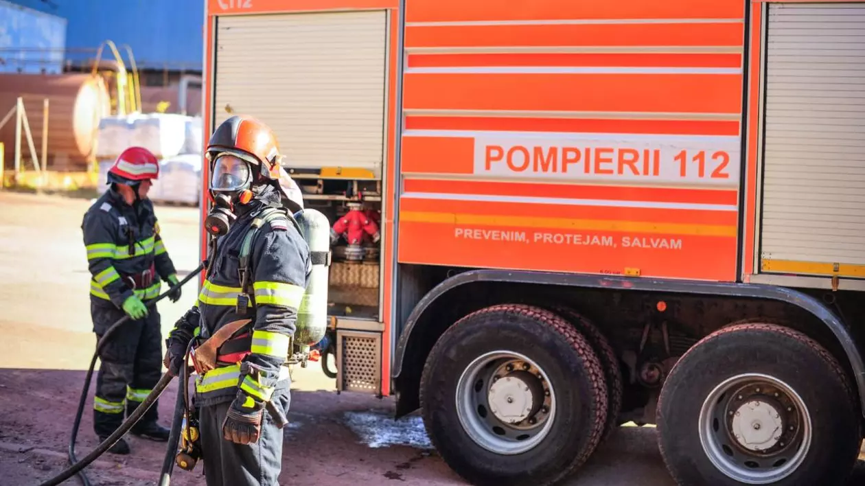 Trafic blocat pe DN 25 din cauza unui TIR răsturnat
