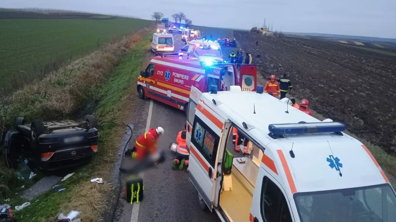 O mașină de „Şcoală”, implicată în accidentul din Grăniceşti soldat cu 5 morți, printre care instructorul și doi elevi