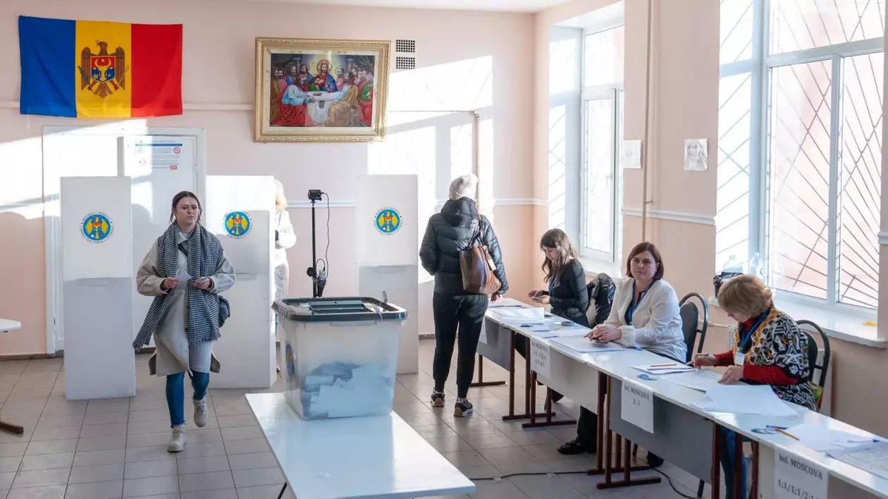 O femeie se pregătește să-și pună votul în urnă după ce a votat în Republica Moldova