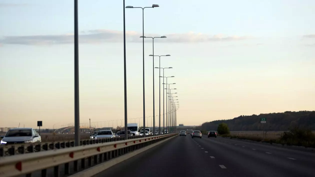 Autostrada A1 a fost închisă între Boița și Cisnădie din cauza vântului puternic.
