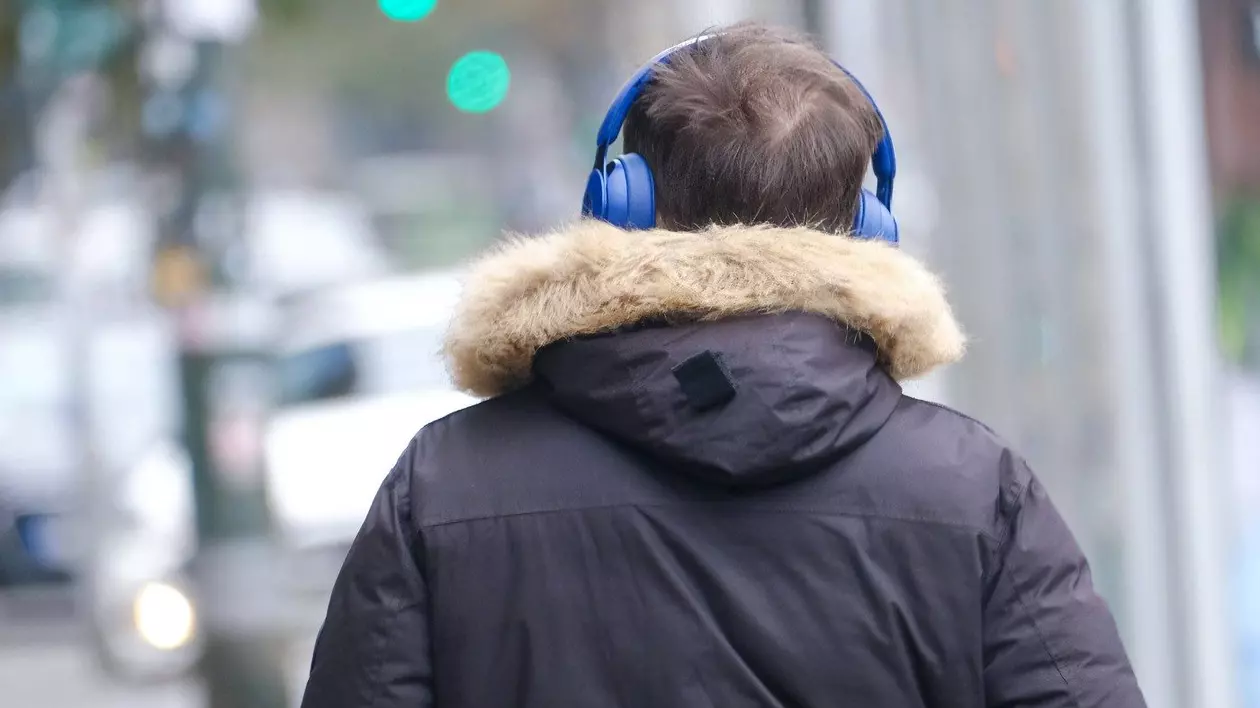 Bărbat care ascultă muzică în căști