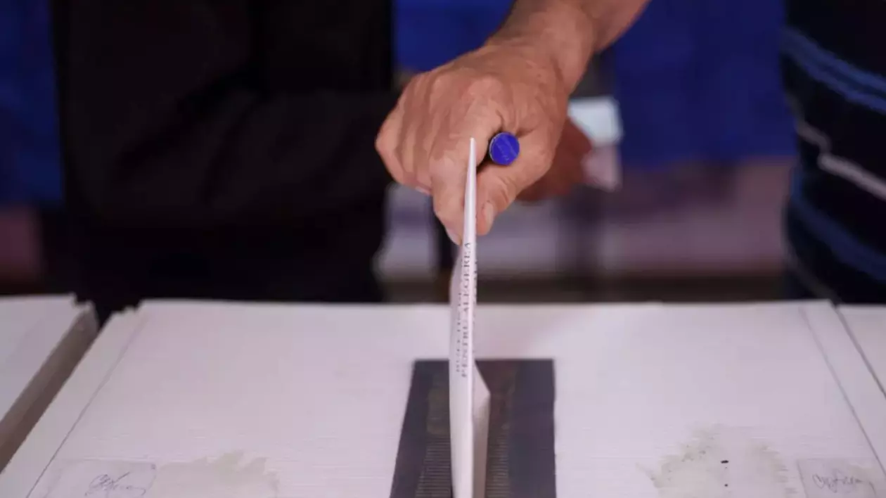 În imagine este prezentat un bărbat care votează.