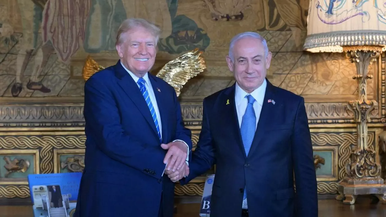 Benjamin Netanyahu (stânga) în timpul unei întrevederi cu Donald Trump (dreapta) la reședința Mar-a-Lago Foto: Profimedia