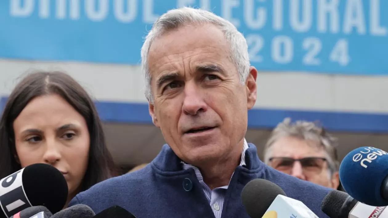 Călin Georgescu, în fața sediului Biroului Electoral Central, în timpul unei conferințe de presă