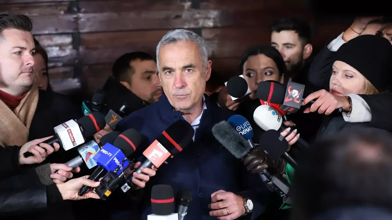 Călin Georgescu a chemat presa la poartă și a spus că nu răspunde la întrebări. Foto: Dumitru Angelescu / Libertatea