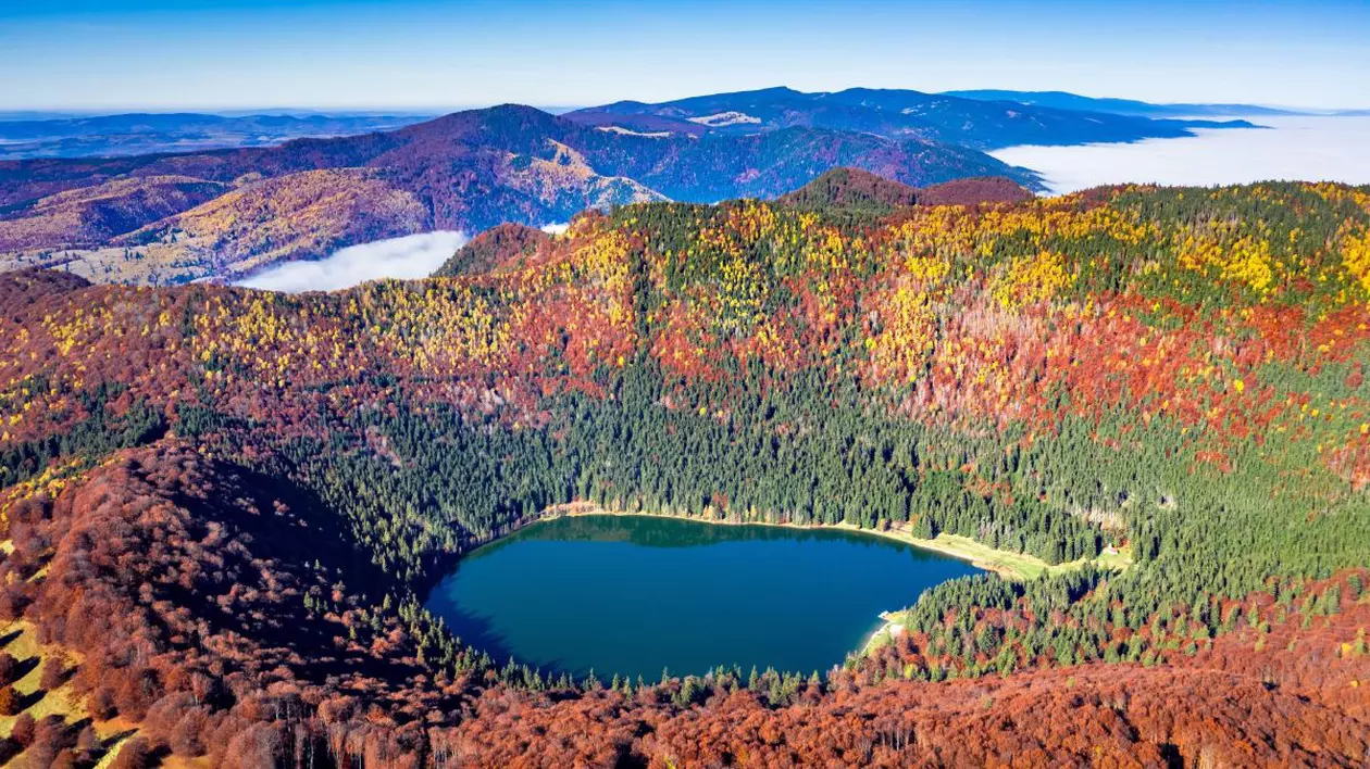Imagine aeriană cu Lacul Sfânta Ana din județul Harghita