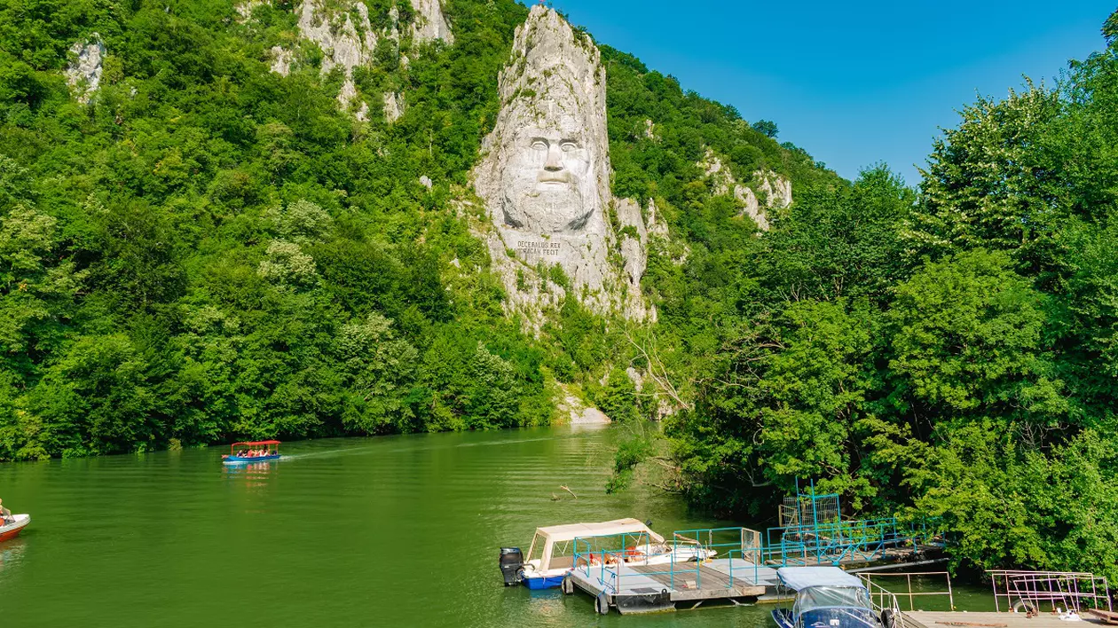 Chipul lui Decebal sculptat în stâncă la Mraconia, de pe malul Dunării,județul Mehedinți, a devenit în ultimii ani un simbol al Clisurii Dunării şi al României
