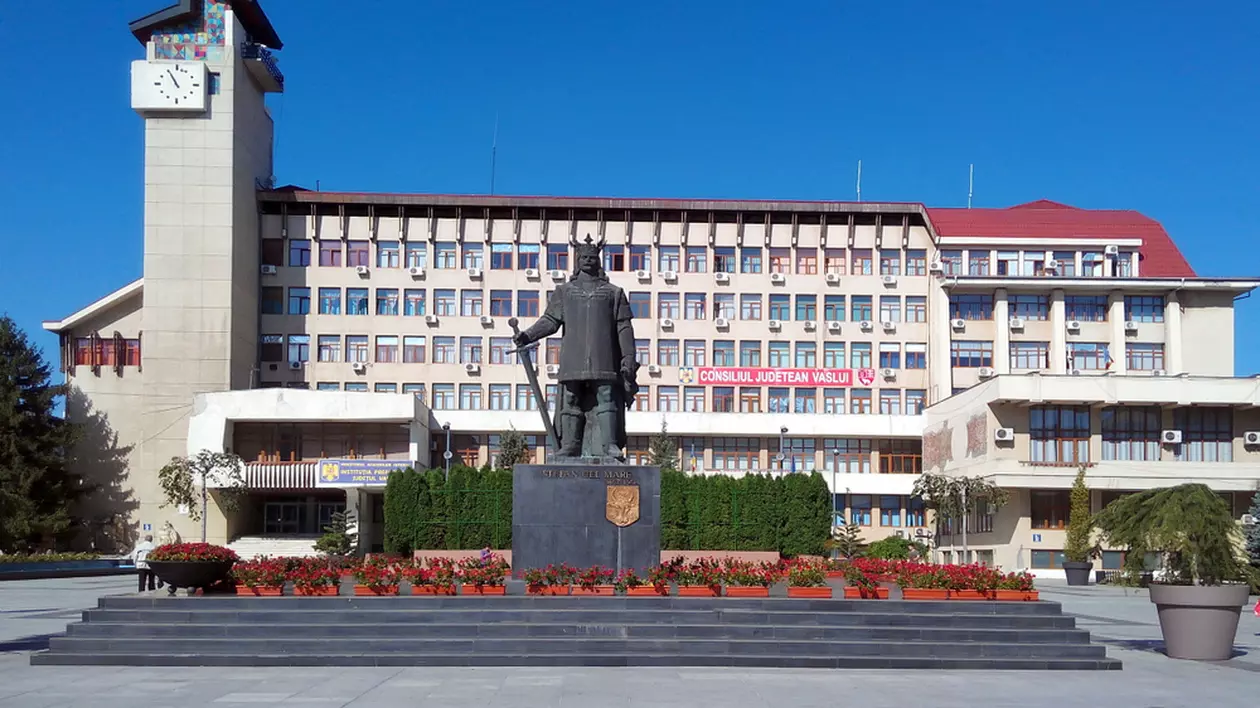 Candidați județul Vaslui alegeri parlamentare 2024 - Imagine cu Statuia lui Ştefan cel Mare din faţa Palatului Administrativ din Vaslui