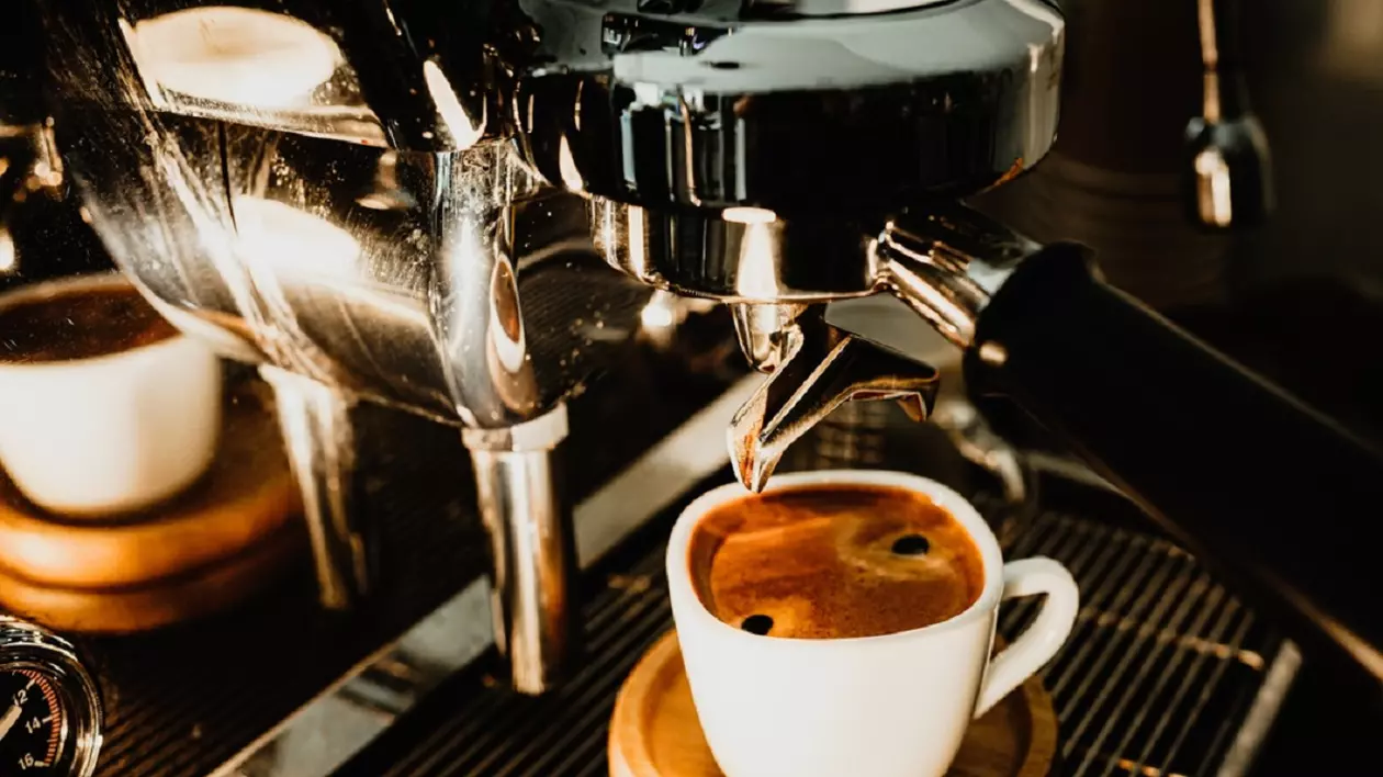 O cească albă cu cafea expresso proaspat făcută la un espressor profesional