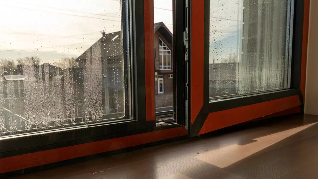 De ce transpiră geamurile termopan pe interior. Cum să previi asta - Imagine cu geamuri termopane aburite pe interior, într-o locuinţă.