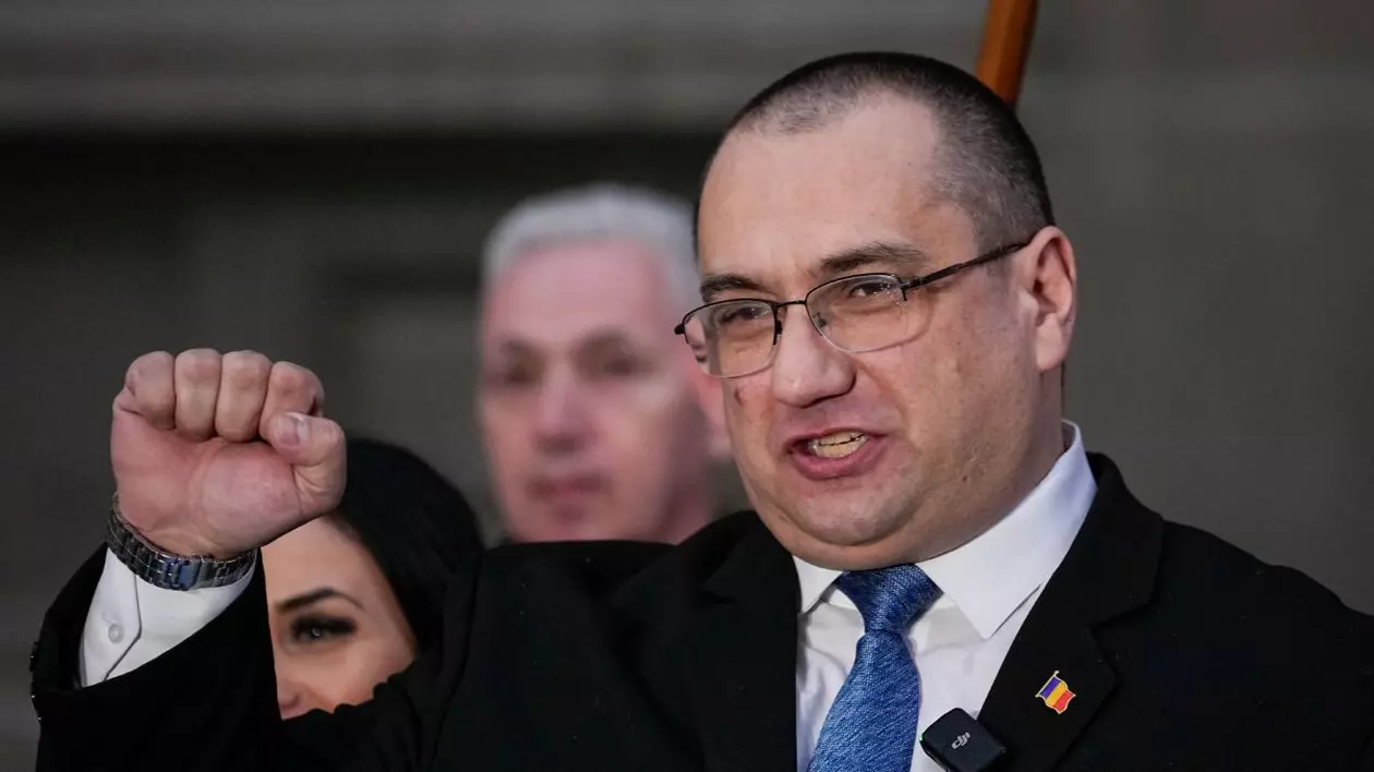 Cristian Terhes sustine declaratii de presa dupa ce si-a depus candidatura pentru alegerile prezidentiale din luna mai, in fata sediului Biroului Electoral Central in Bucuresti, joi, 13 martie 2025
