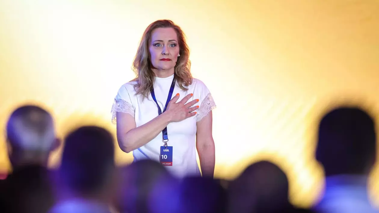 Elena Lasconi pe scena la un Congres USR