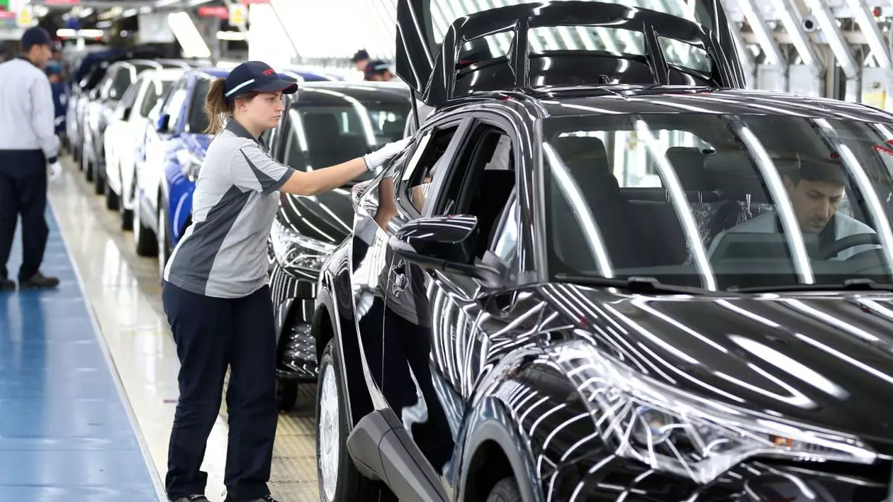 O angajată se uită cu atenție la o mașină Toyota