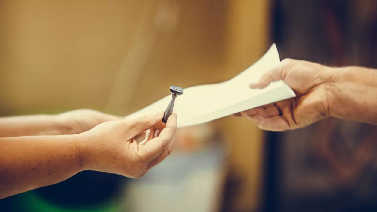 Un alegător primește ștampila de votare