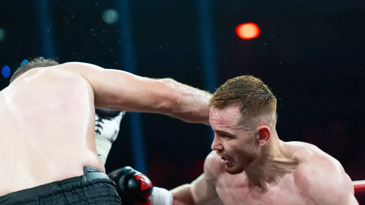 Arena DVTK vuiește în timp ce turneul HELL Boxing Kings debutează cu knockouturi, victorii și tribune pline