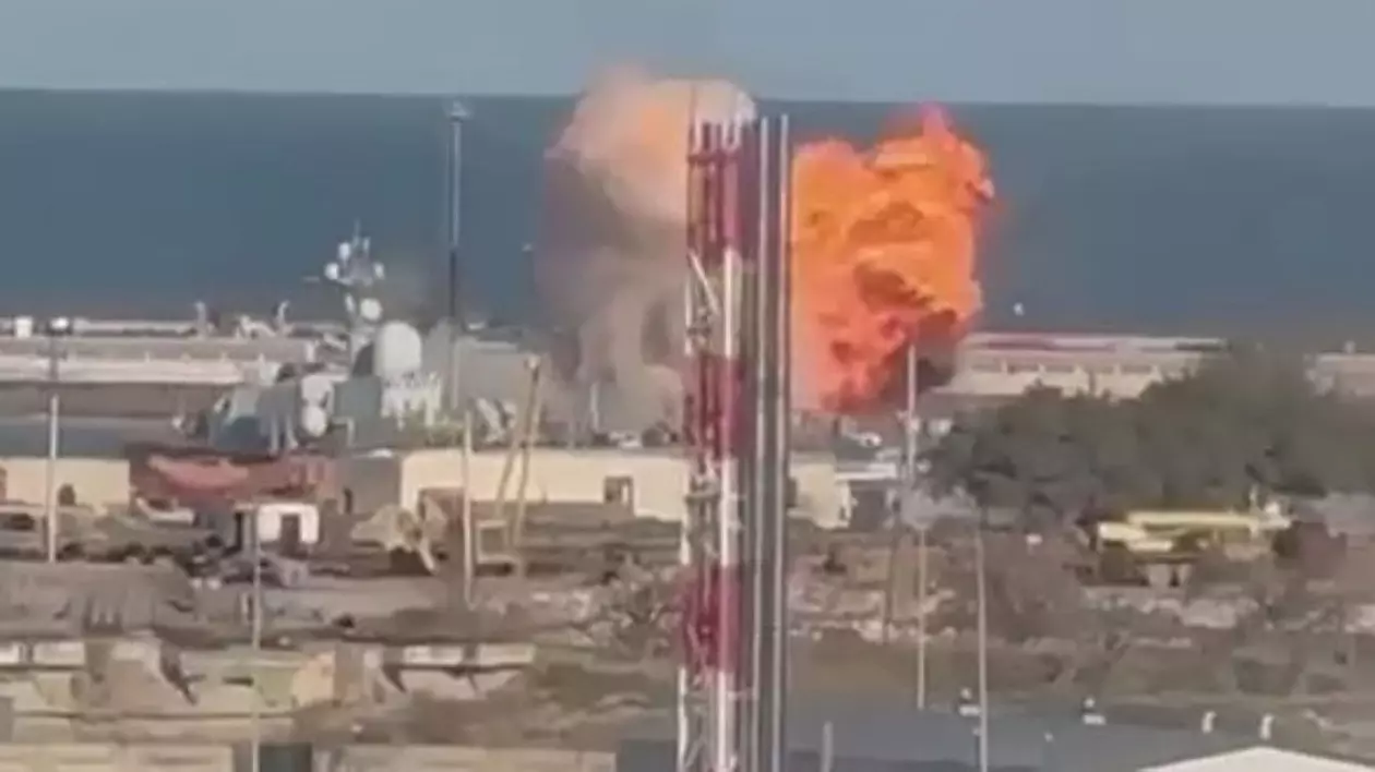 Imagine surprinsă atunci când o navă rusă a fost lovită în Marea Caspică. Fotografie realizată de localnici via Militarny