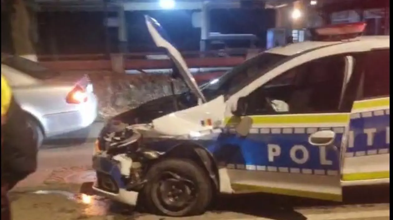 mașină de poliție avariatp