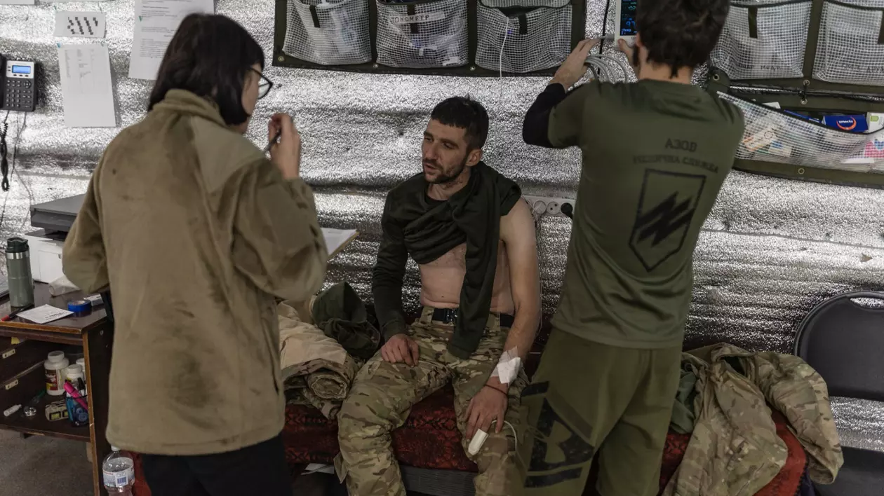 Medici ucraineni din Batalionul Azov tratează un soldat ucrainean rănit, la un punct de stabilizare în direcția Toretsk, regiunea Donețk, Ucraina