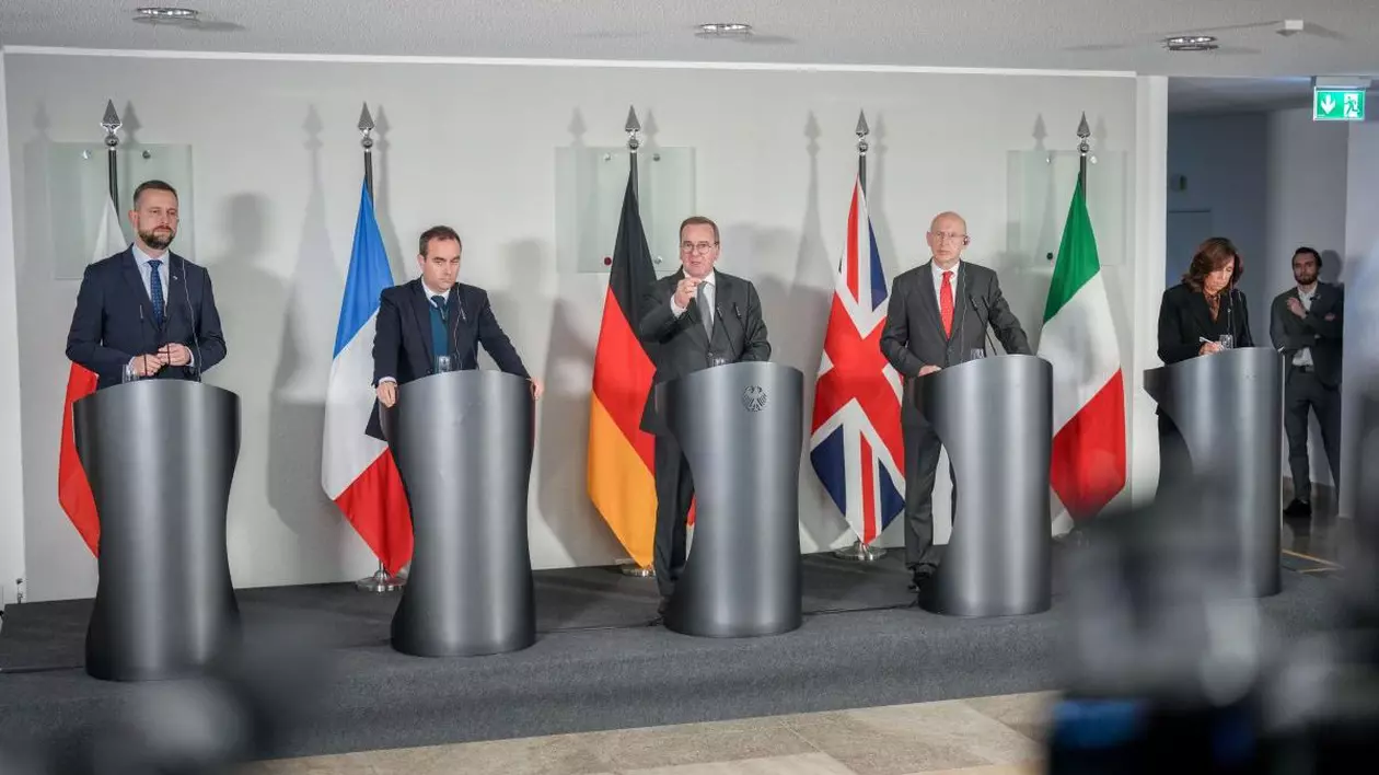 Miniștrii Apărării din Italia, Franța, Marea Britanie, Polonia și Germania în cadrul unei conferințe de presă