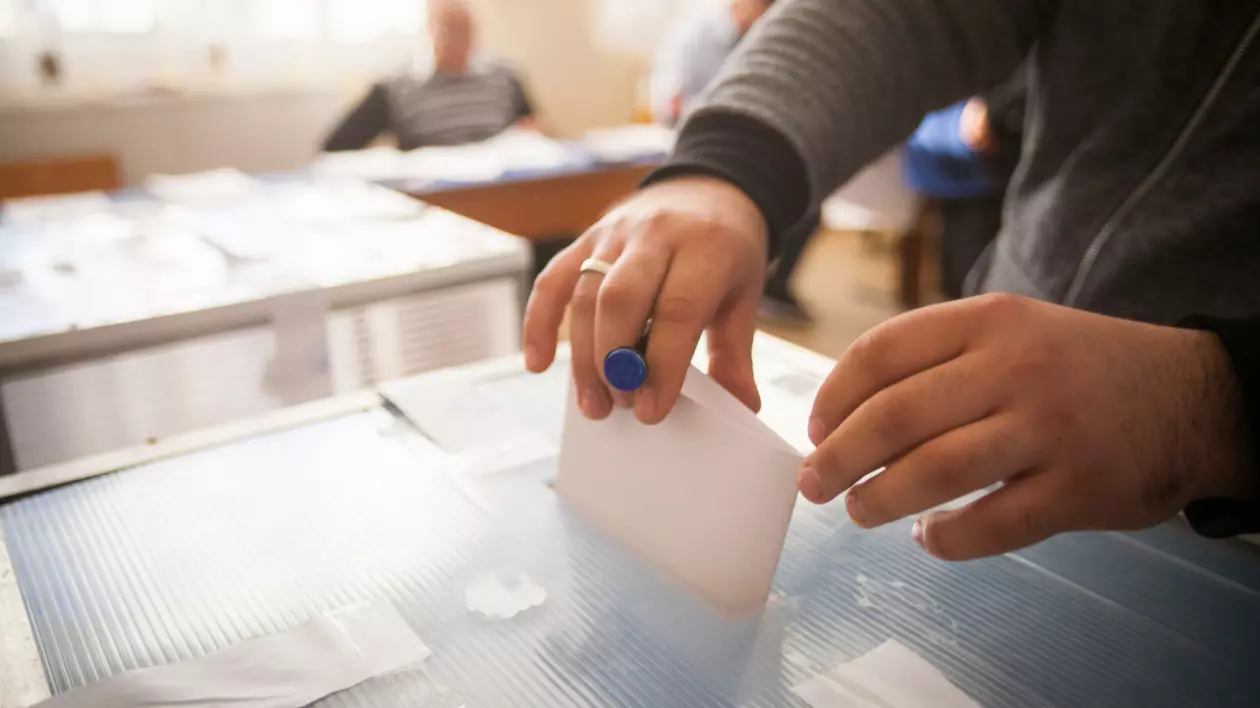 Om care introduce un vot în urnă