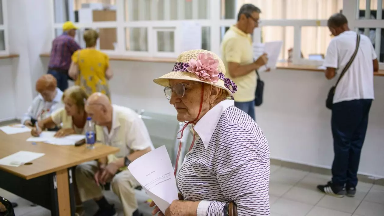 Pensionară aflată la Casa de Pensii