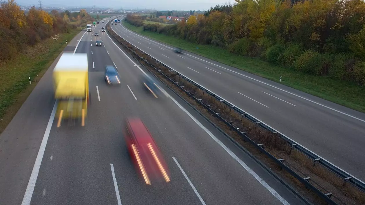 autostrada cu masini care circula cu viteză