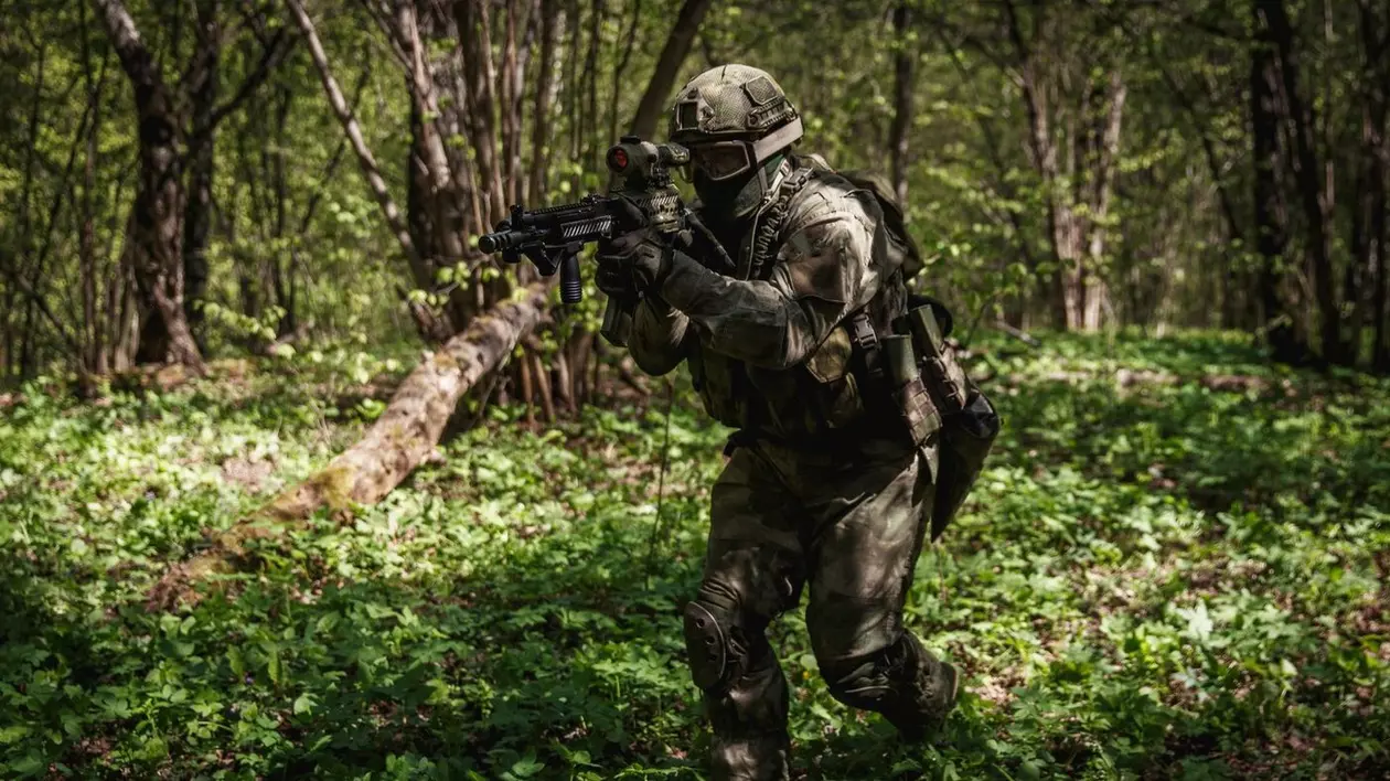 soldat rus ascuns în padure cu arma